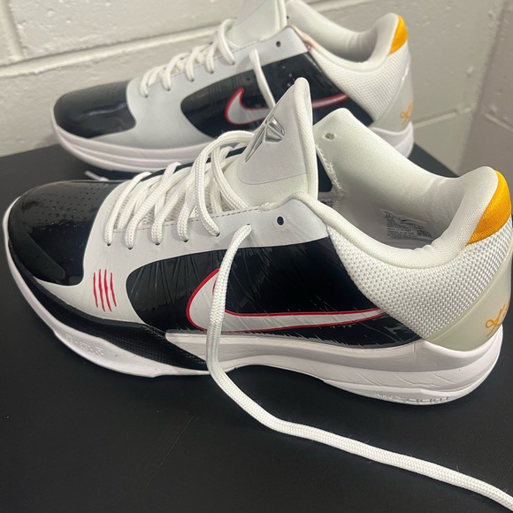 Kobe 5 protro Bruce lee’s. Only worn a couple times. Basically brand new!